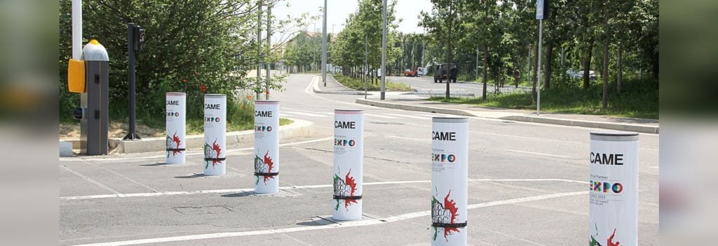 expo-milano-2015-urbaco-g6-evo-bollards-were-colored-italian-flag-colosseum-22178-9903506